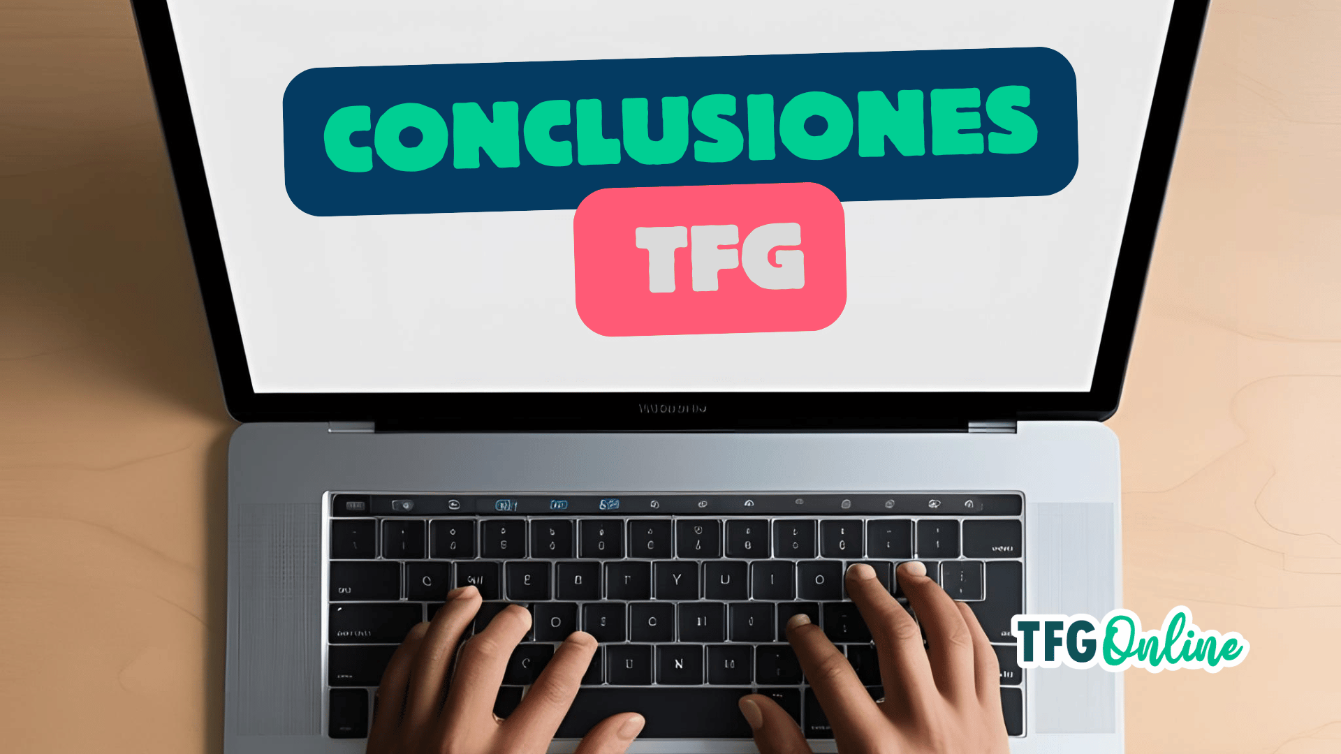 Estudiante escribiendo la conclusión de su TFG con un ordenador